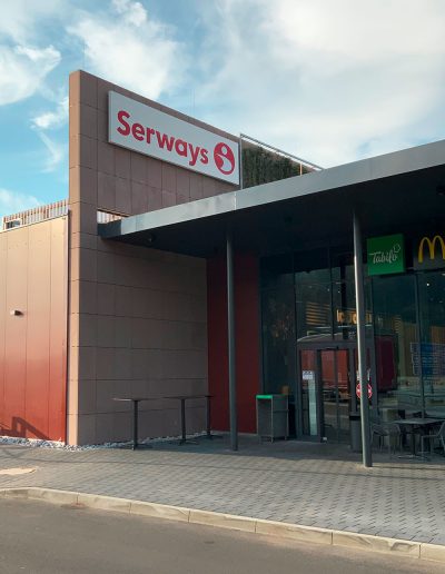 Serways Eingangsportal und Fassadenelemente für Rastanlage